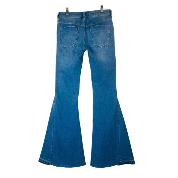 FREE PEOPLE We the Free Low Rise Flare Jean in Medium Wash Size 27 - Picture 2 of 5